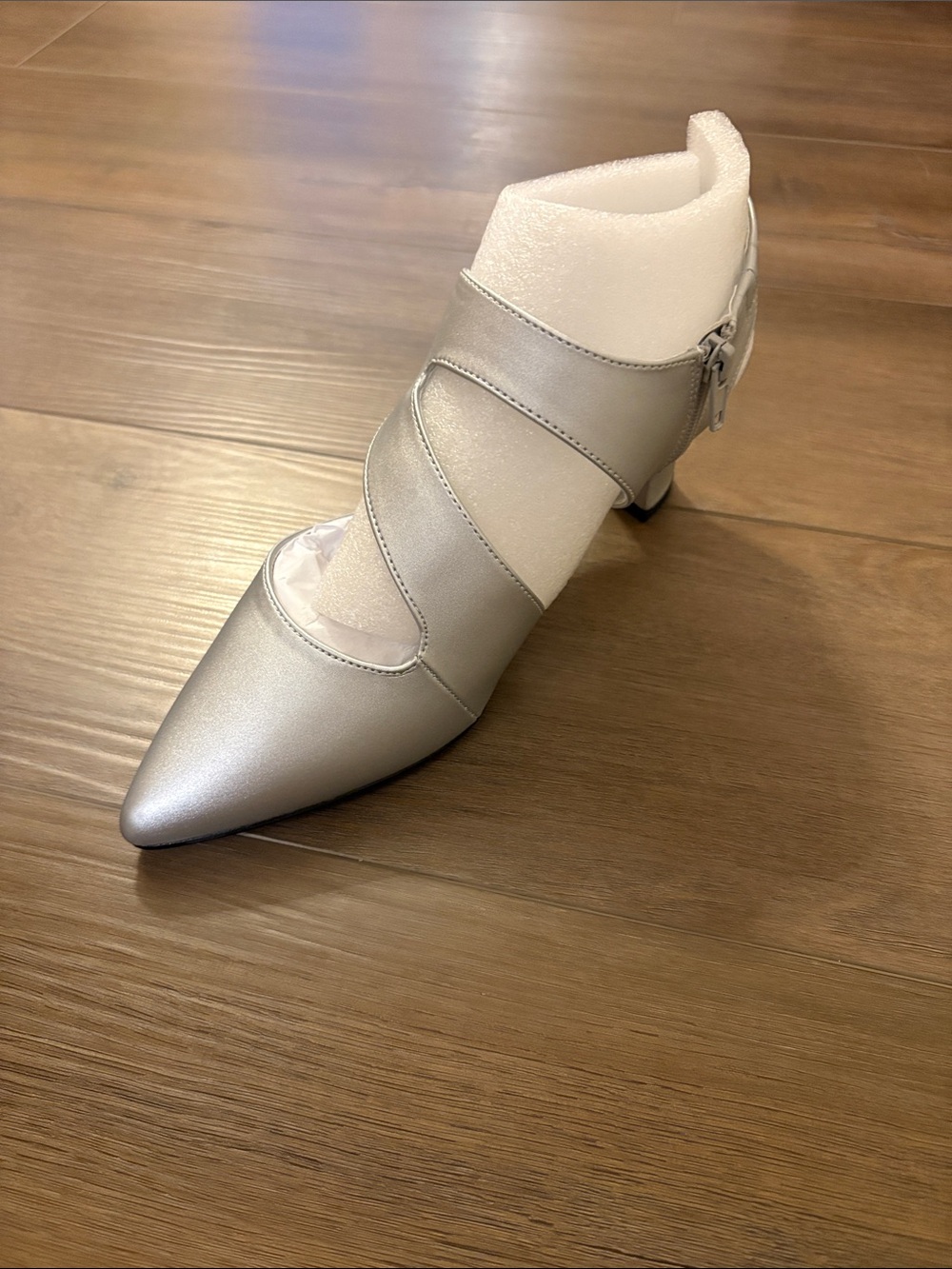 easy street Silver Satin Venue Wide Size 9 Crisscross Pointed-Toe Heels
